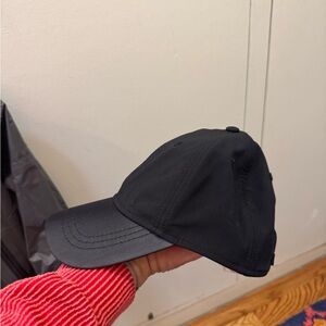 Black lululemon running hat